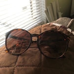 Tortoise shell circle sunglasses 🌿